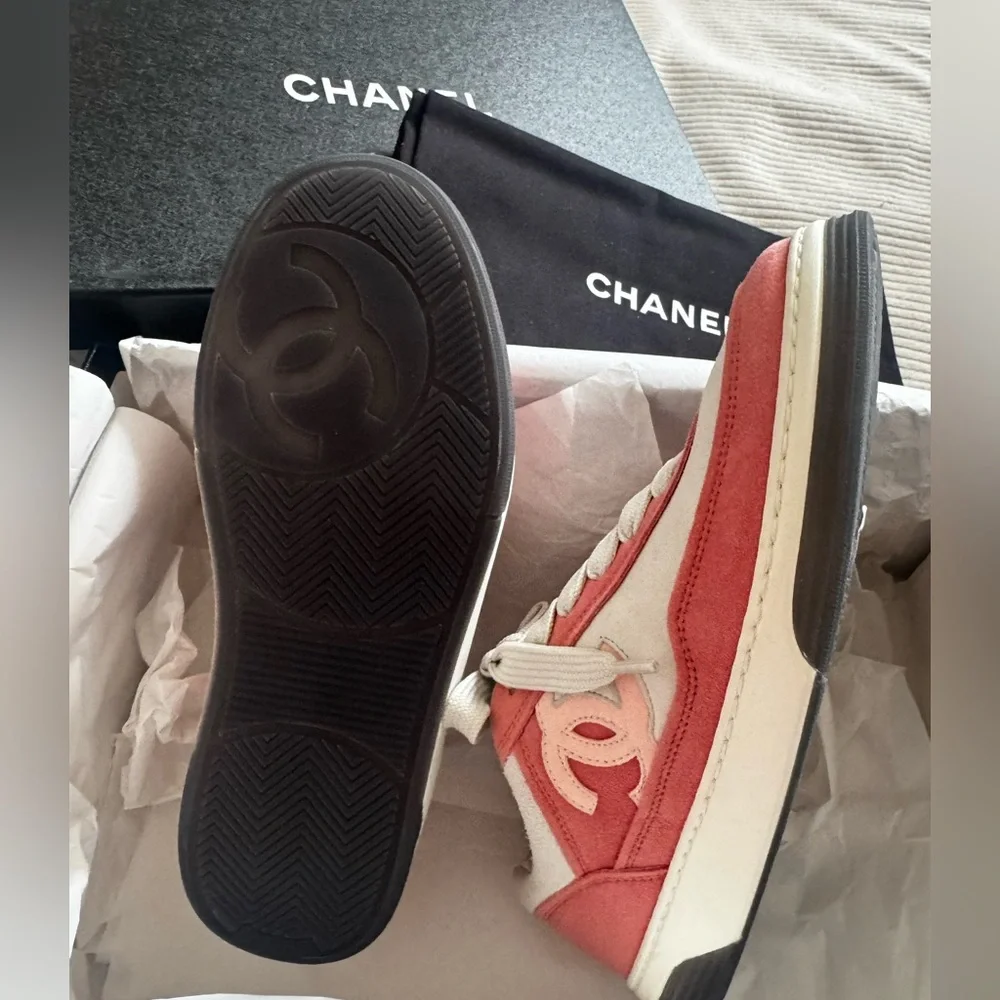 CHANEL elegant sneakers